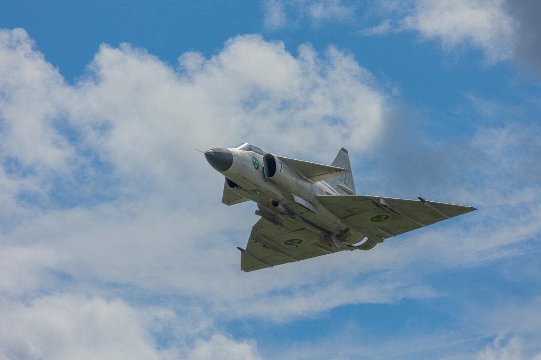 Representantes da Saab, OGMA e Critical Software durante a assinatura de memorandos de cooperação para o projeto Gripen.