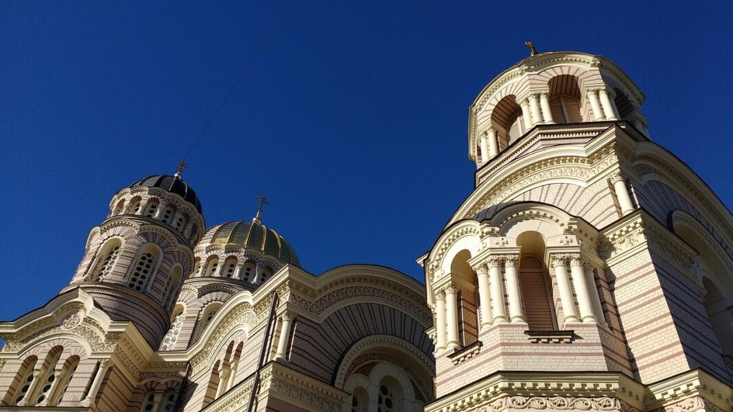 Catedral da Natividade de Cristo em Riga, Letónia — edifício ortodoxo que simboliza o impacto político e religioso no país após a decisão do Parlamento sobre a Convenção de Istambul.