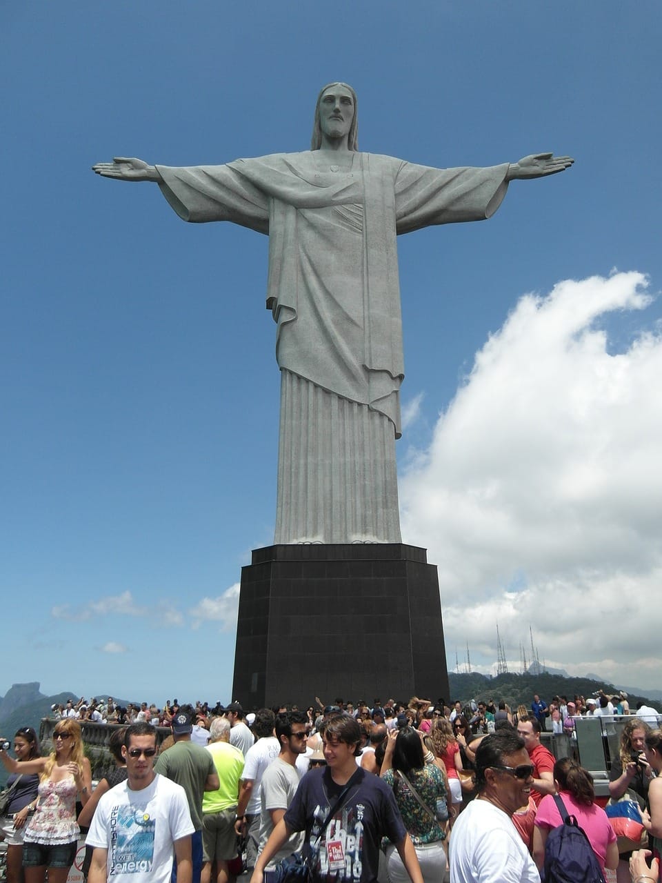 Vista do Cristo Redentor no Rio de Janeiro, símbolo do Brasil e do diálogo diplomático com Portugal.