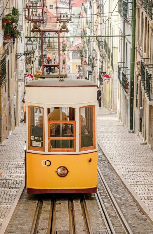Elevador da Glória em Lisboa — símbolo histórico do transporte urbano português.