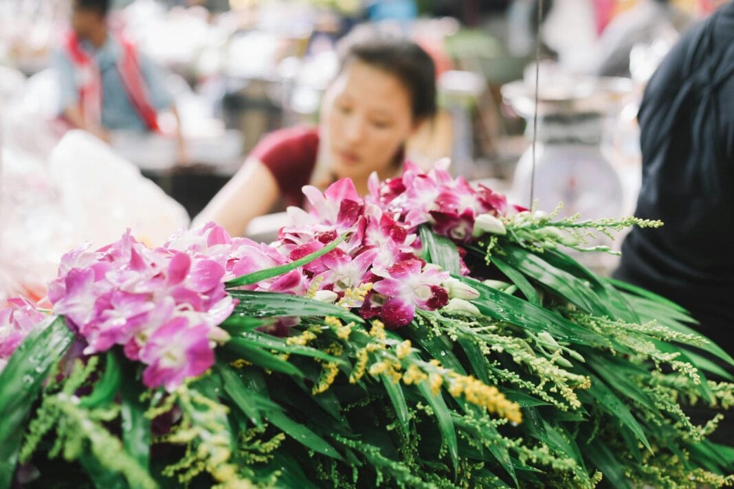 Orquídeas cor-de-rosa à venda num mercado de flores em Banguecoque, em homenagem à Rainha-mãe Sirikit.