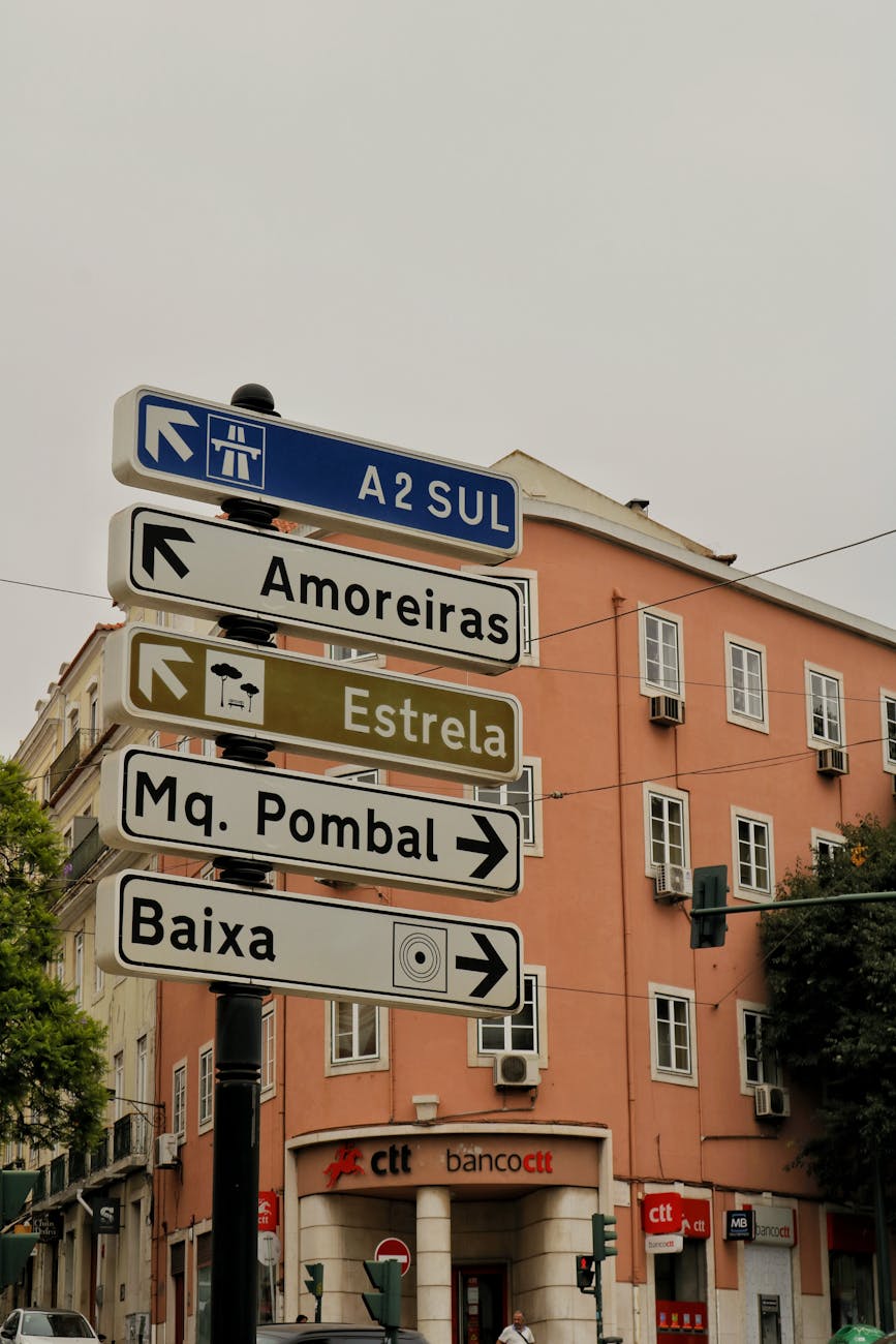 Sinalização de Lisboa com direção para Amoreiras, Estrela e Marquês de Pombal, ilustrando a travagem prevista na entrada de imigrantes até 2027, segundo o Banco de Portugal.