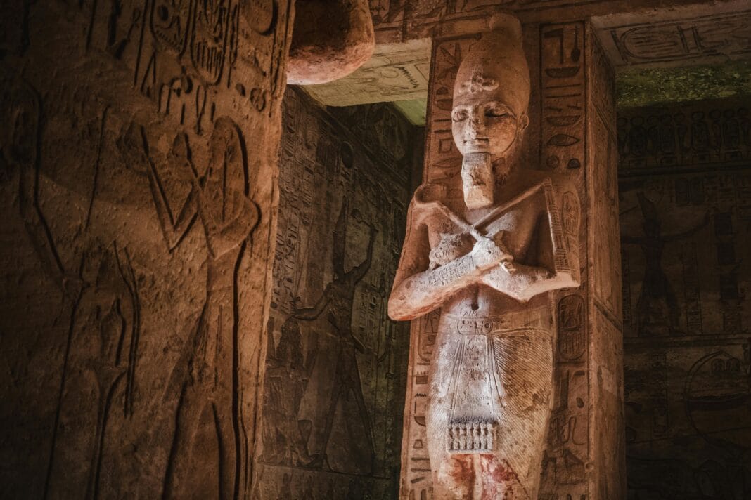 Esculturas e relevos do Antigo Egipto expostos no Grande Museu Egípcio, no Cairo.