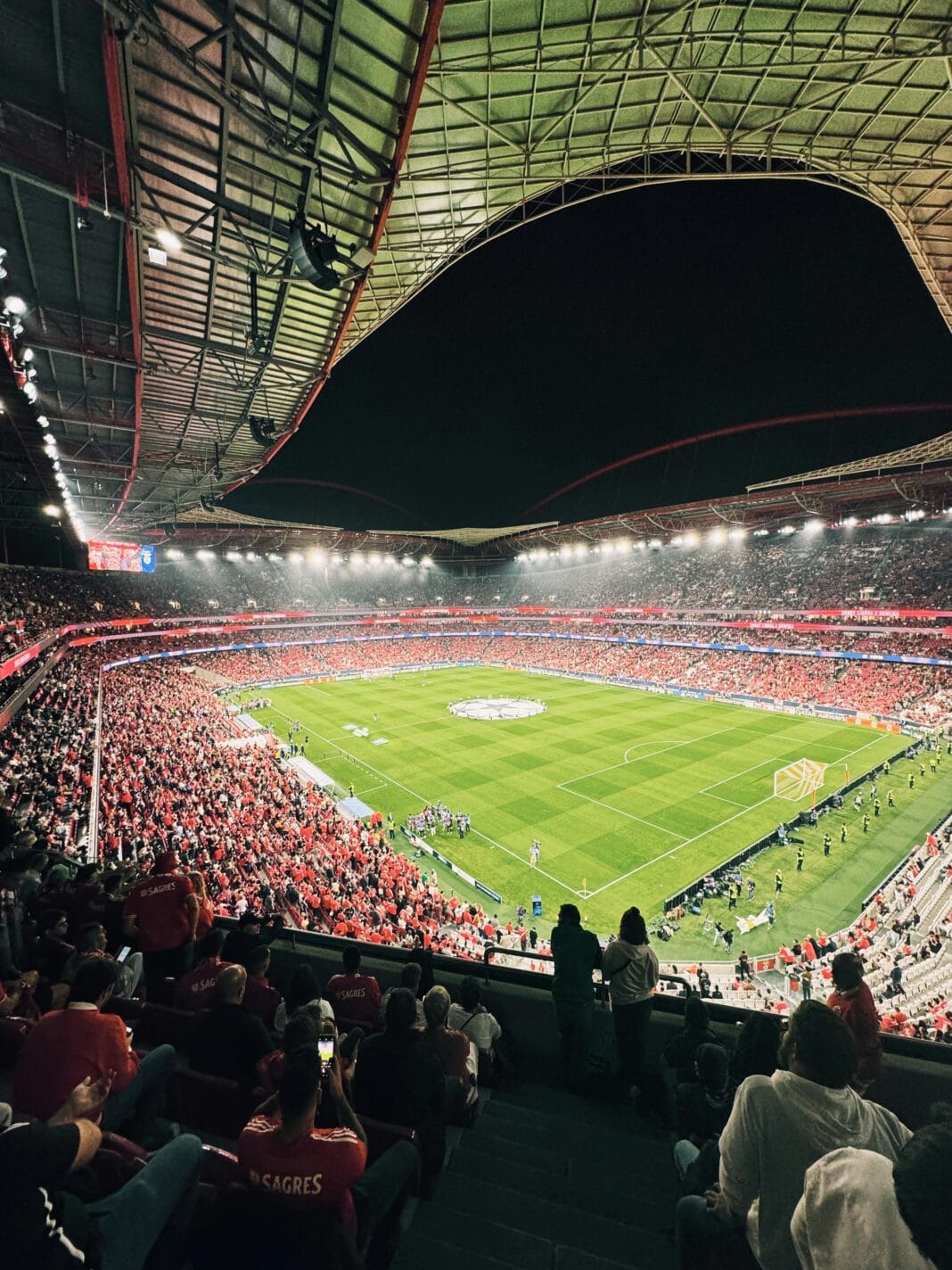 Vista do Estádio da Luz com as bancadas cheias durante um jogo do Benfica, em Lisboa.