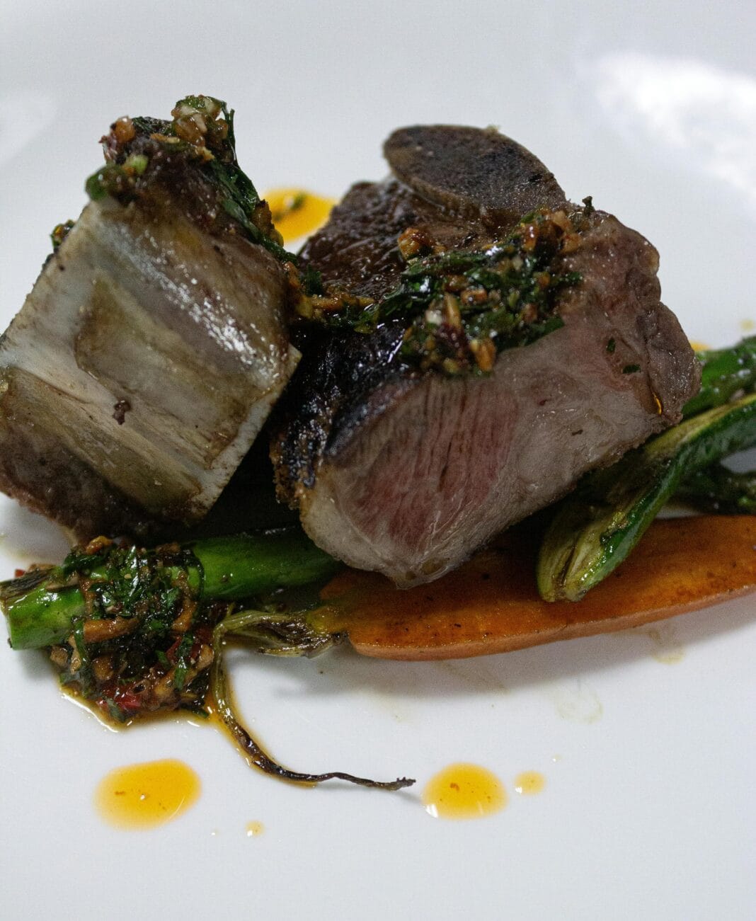 Prato gourmet com carne grelhada e legumes, ideal para amantes de gastronomia e alta cozinha.