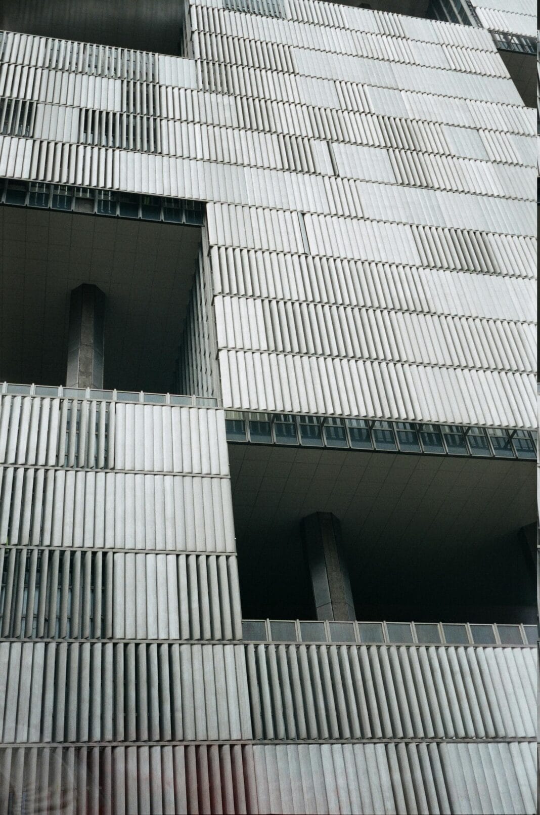 Fachada moderna de edifício empresarial em Lisboa, símbolo do dinamismo económico português.