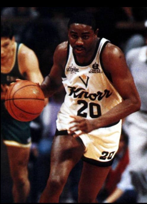 Jogador da Virtus Bologna durante um jogo da década de 1980. Imagem em domínio público.