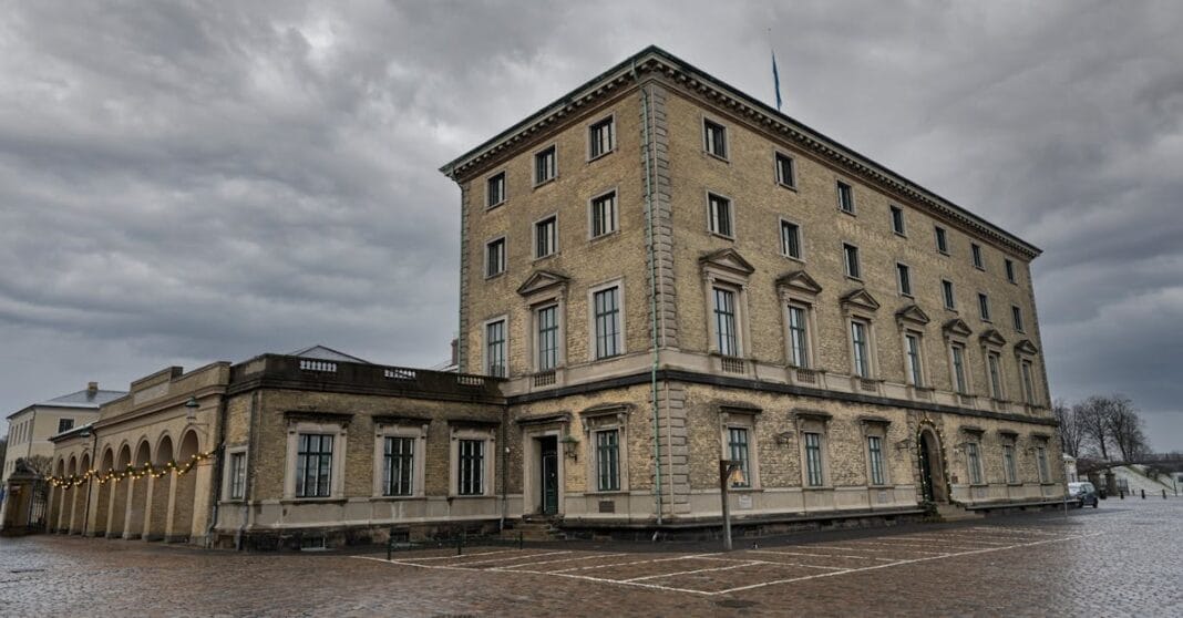 Edifício histórico em Copenhaga sob um céu carregado, simbolizando a tensão europeia em torno das políticas migratórias da Dinamarca.