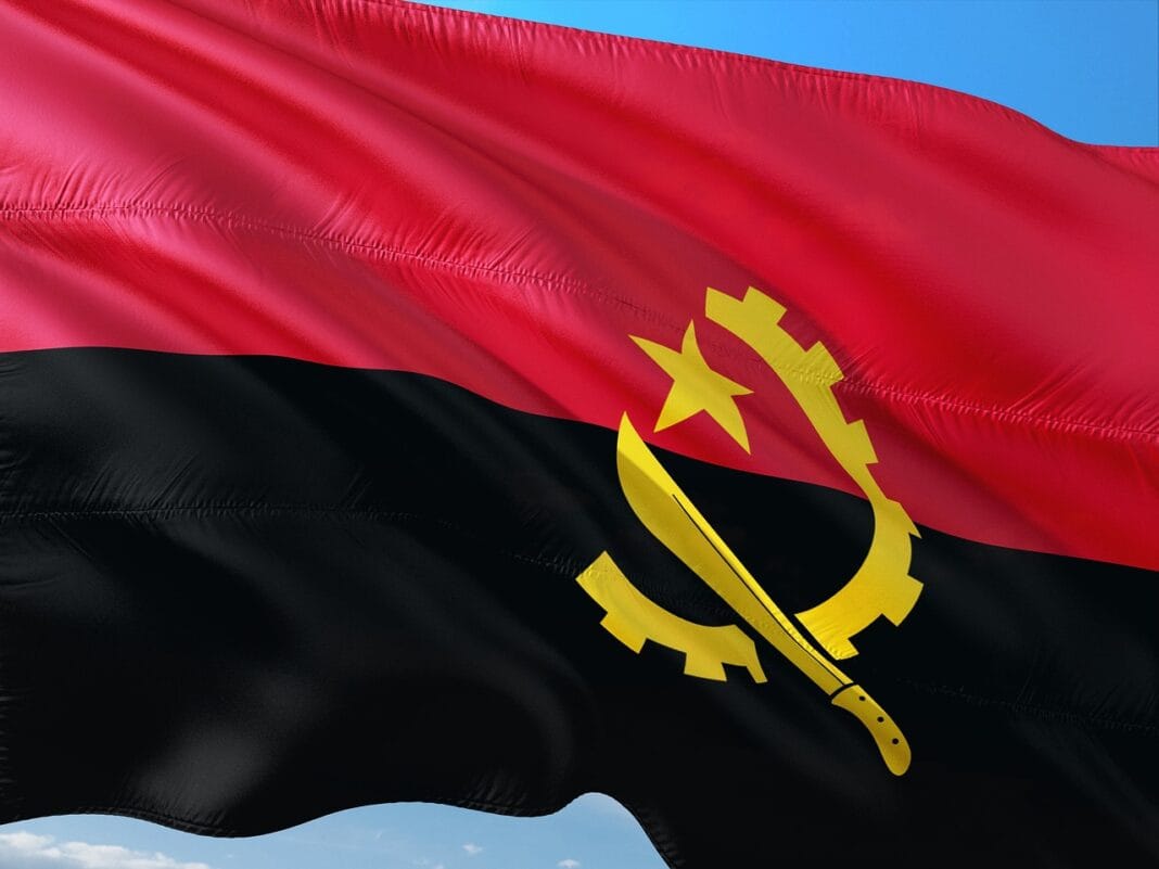 Bandeira de Angola ao vento, símbolo da liberdade conquistada há cinquenta anos e da luta ainda viva por justiça e dignidade social.