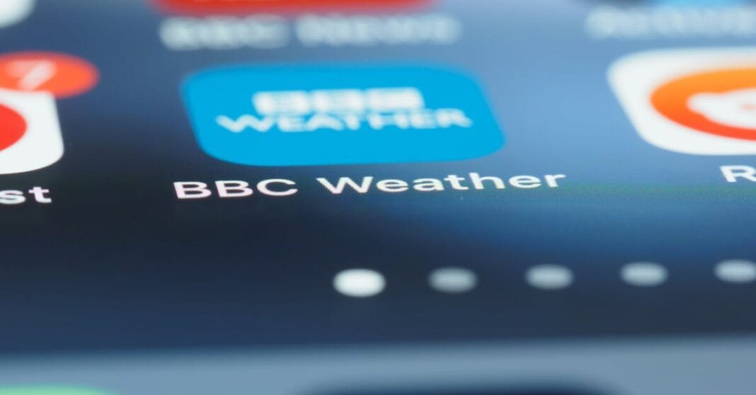 Ícone da aplicação BBC Weather no ecrã de um smartphone, representando o universo digital da BBC.