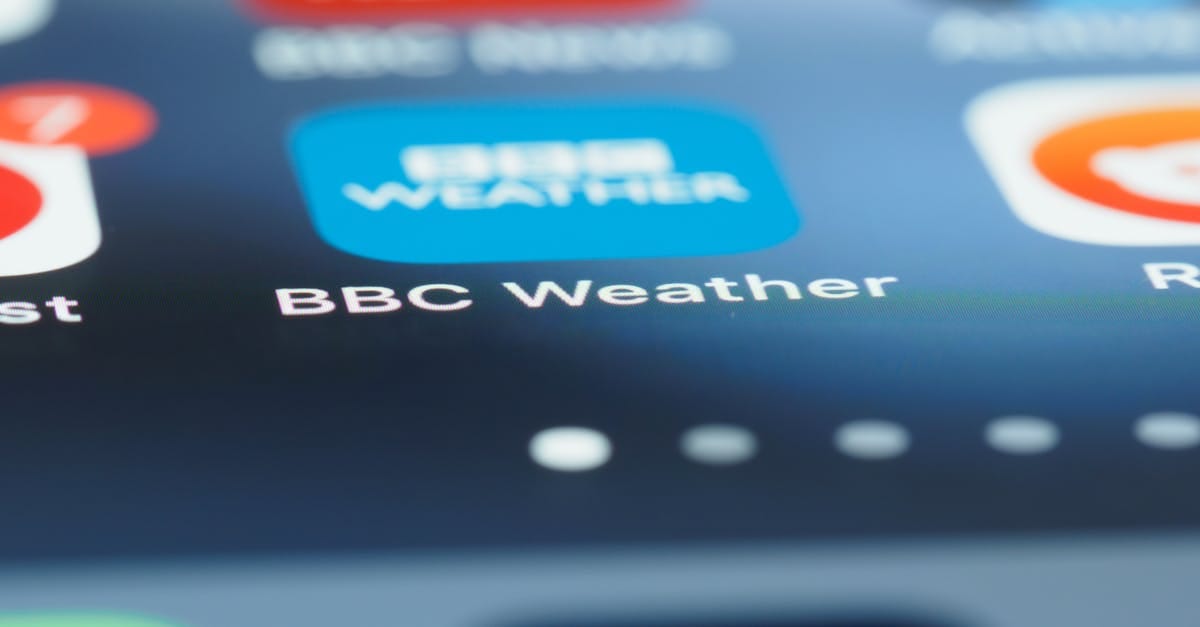 Ícone da aplicação BBC Weather no ecrã de um smartphone, representando o universo digital da BBC.