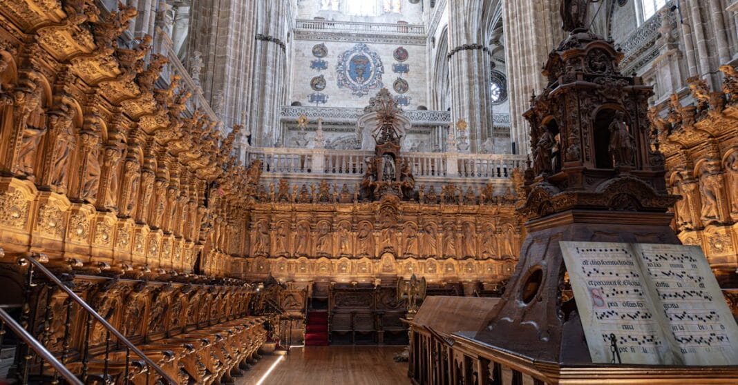 Interior de uma catedral espanhola com cadeiral em madeira talhada, simbolizando o património artístico em causa no caso das freiras de Burgos.