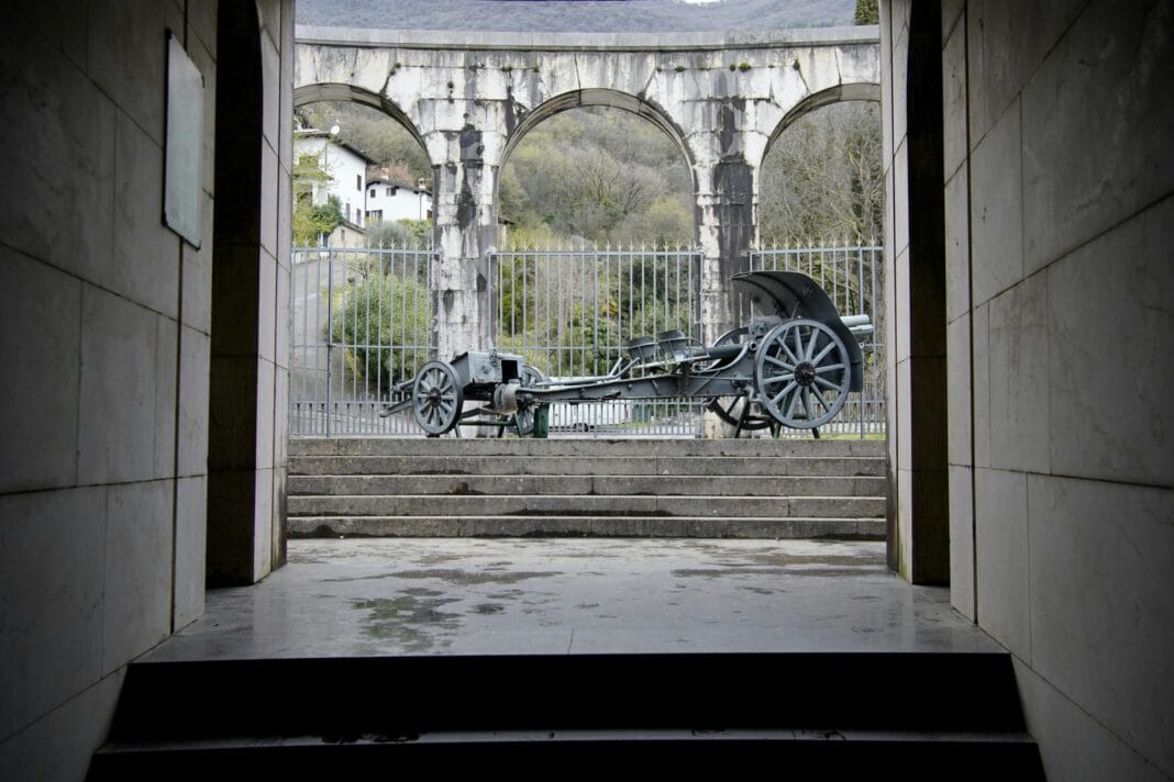 Canhão preservado num memorial militar europeu, fotografado por Giuseppe Di Maria (Pexels).