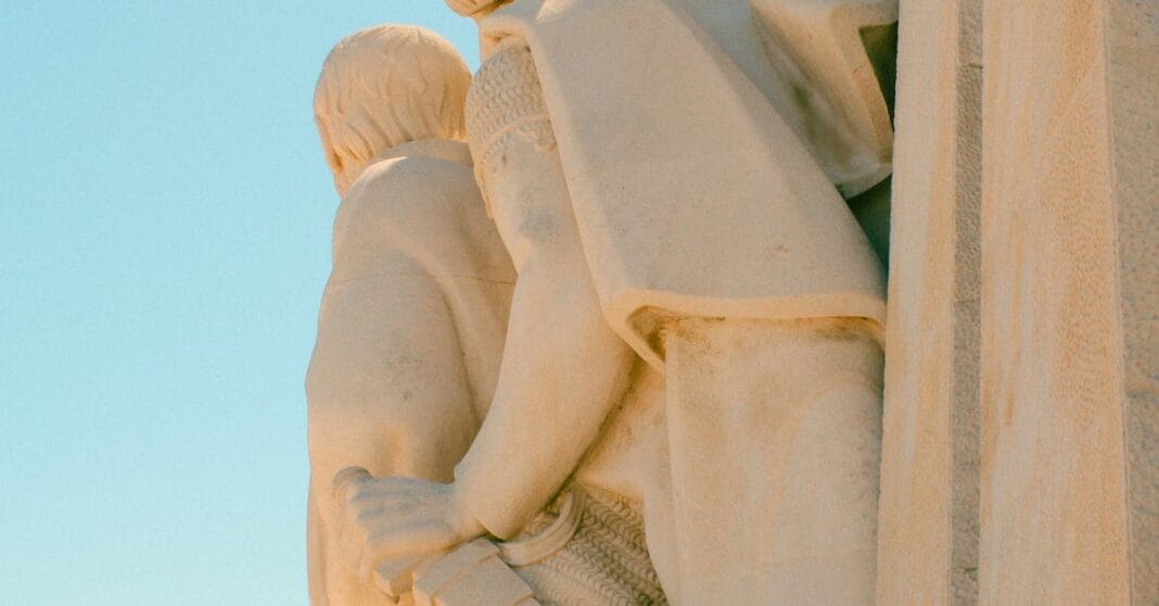 Estátua clássica iluminada pelo sol em Lisboa, símbolo de dignidade e resistência coletiva.