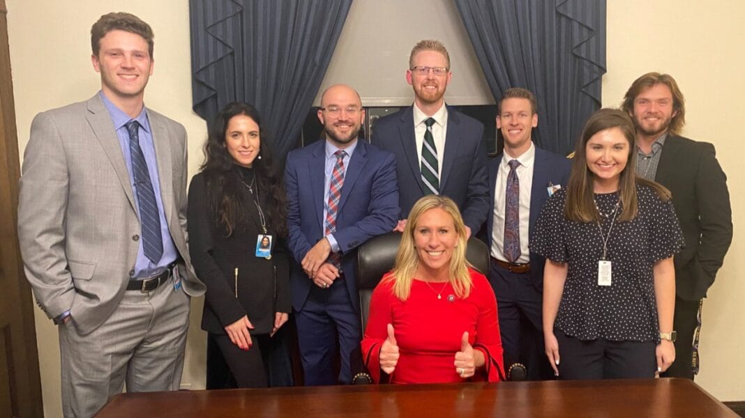 Marjorie Taylor Greene com a equipa do gabinete no Congresso, numa fotografia de 2021.