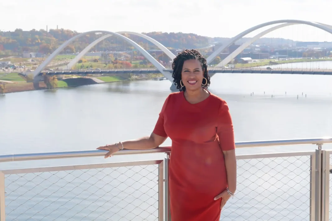 A presidente da câmara de Washington, D.C., Muriel Bowser, numa fotografia oficial publicada nas redes sociais.
