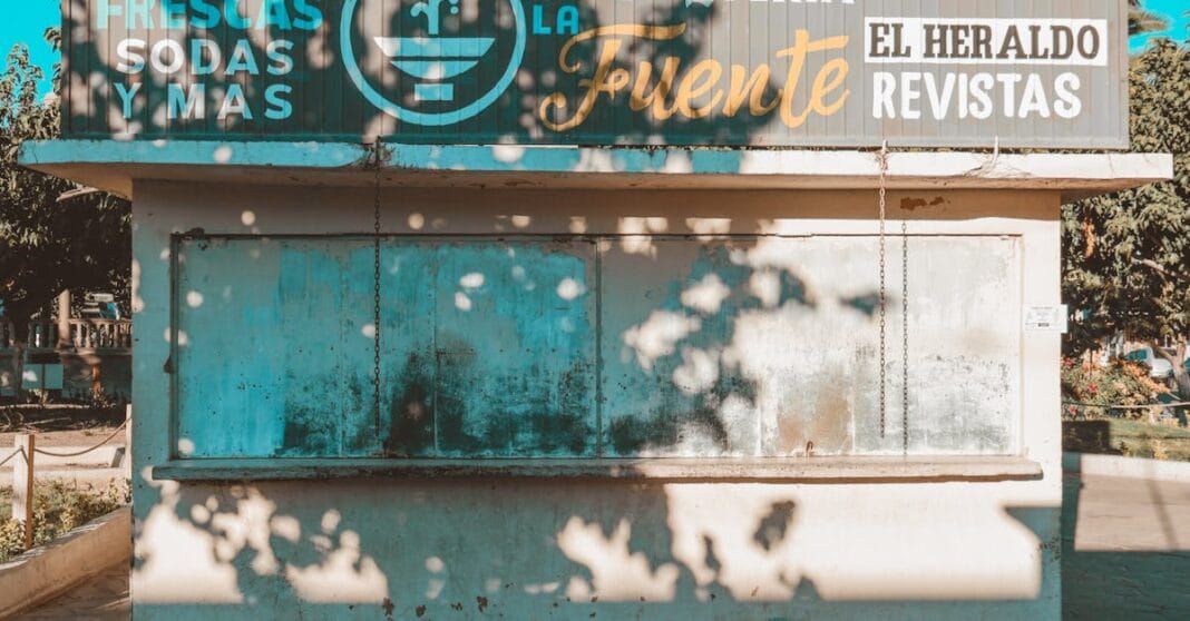 Quiosque Fechado ao Sol da Tarde