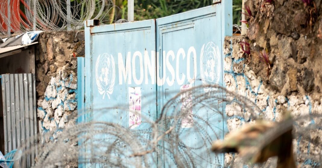 Portão da MONUSCO protegido por arame farpado em Goma, mostrando o ambiente de segurança e tensão permanente no leste da República Democrática do Congo.