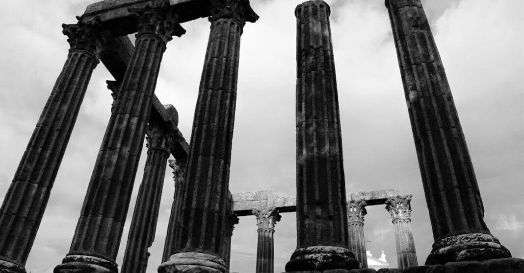 Fotografia a preto e branco das colunas romanas de Évora, símbolo do diálogo entre a herança histórica e a arte contemporânea.