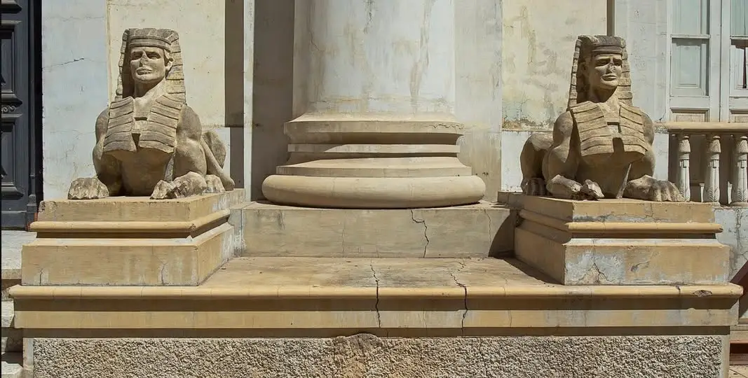 Duas esfinges esculpidas na entrada do Templo Masónico de Santa Cruz de Tenerife.