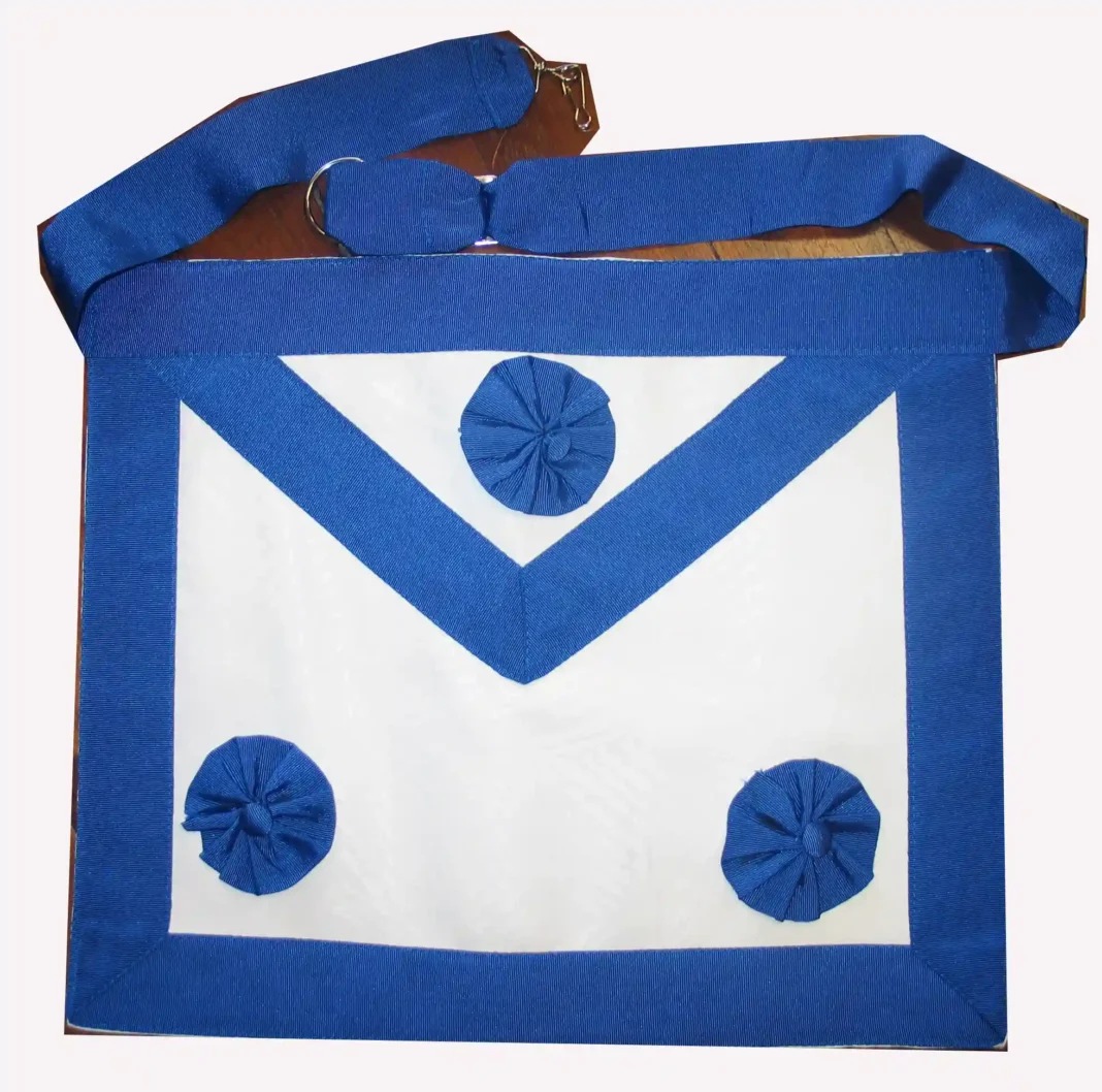 Avental de Mestre Maçon do Rito Francês, em branco e azul, exposto no Museu da Assembleia da República.