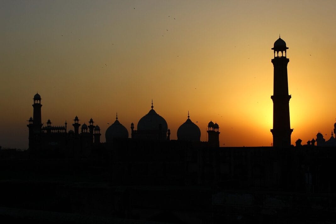 Silhueta da Mesquita Badshahi ao pôr do sol, Lahore, Paquistão.