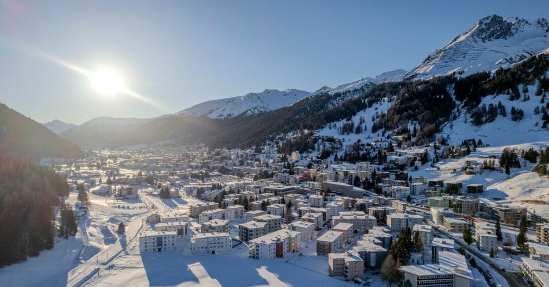 Vista aérea de Davos coberta de neve durante o Fórum Económico Mundial