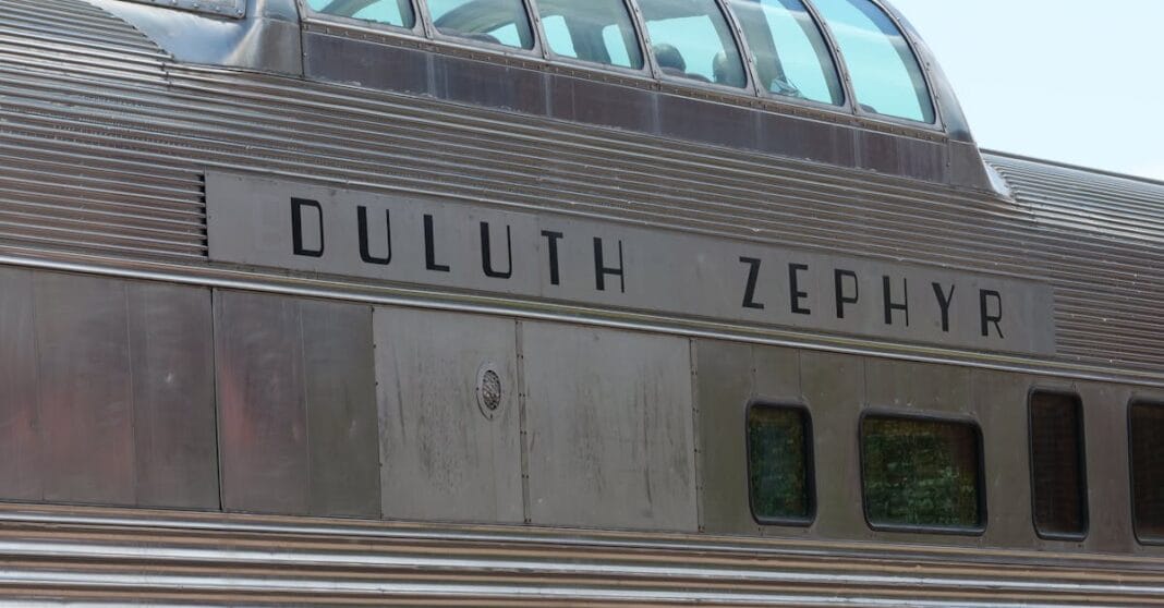 Placa “Duluth Zephyr” numa estação, imagem associada ao Minnesota.