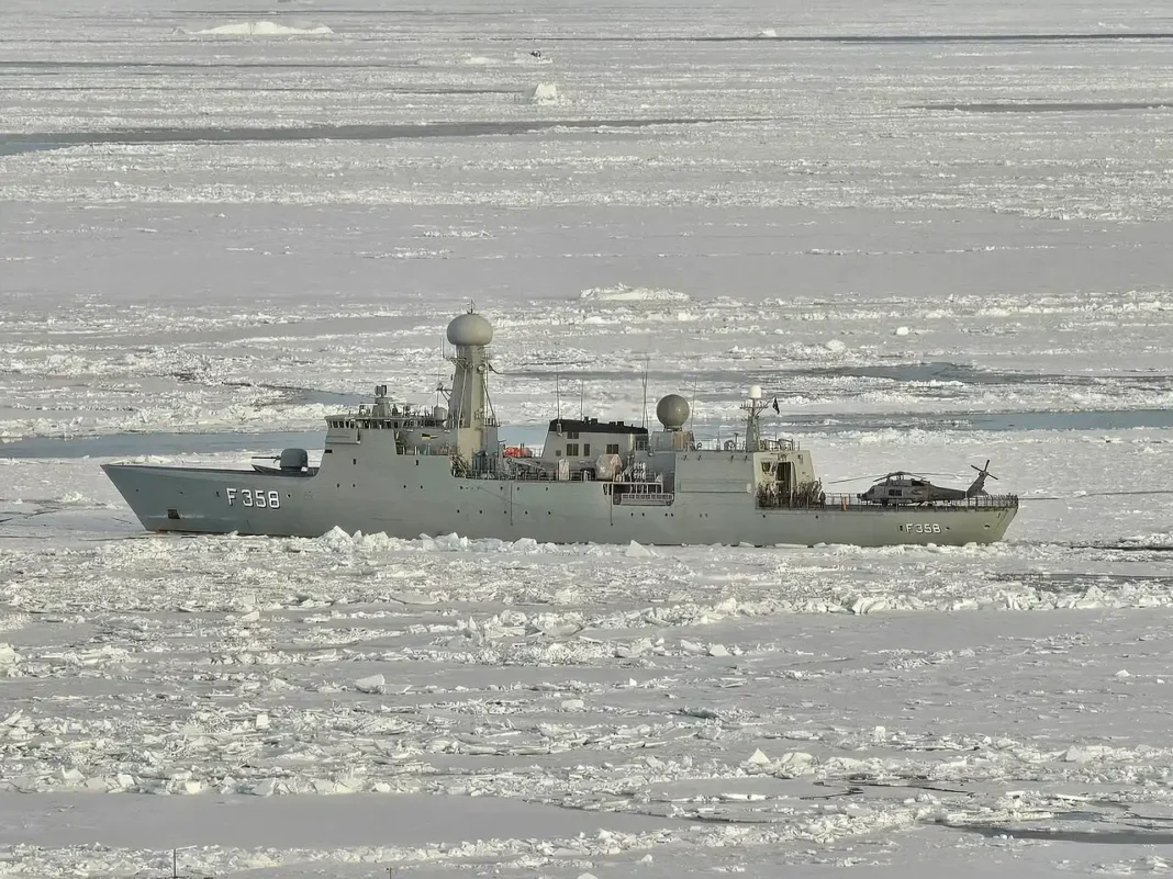 Navio a navegar entre placas de gelo na costa da Gronelândia