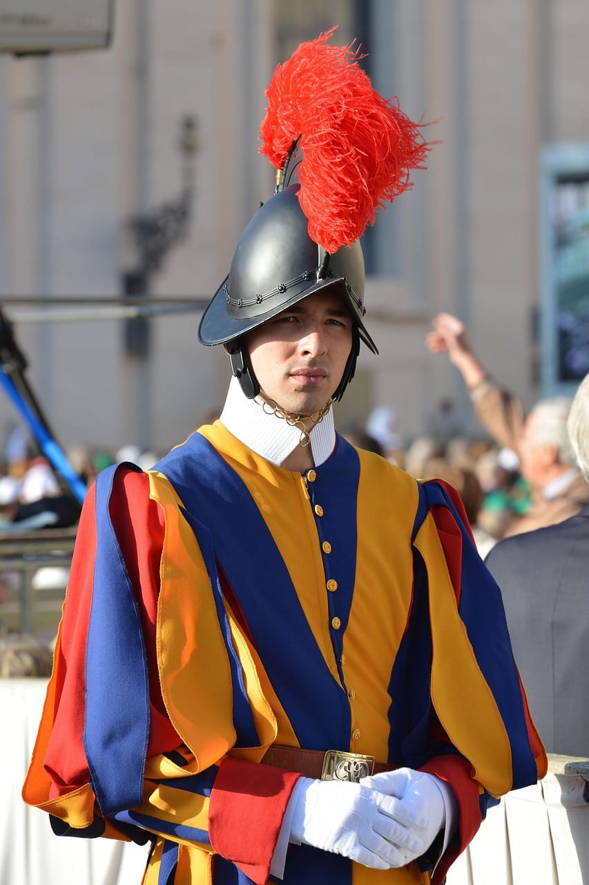 Guarda suíço em uniforme cerimonial durante serviço na Praça de São Pedro, no Vaticano