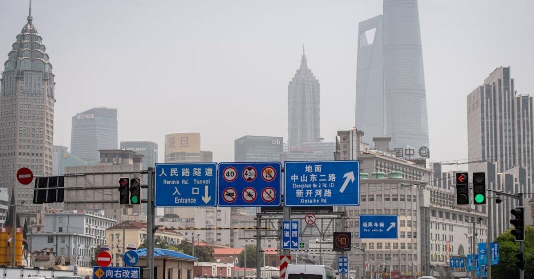Vista urbana na China com sinalização rodoviária, associada ao contexto económico e comercial sino-europeu.