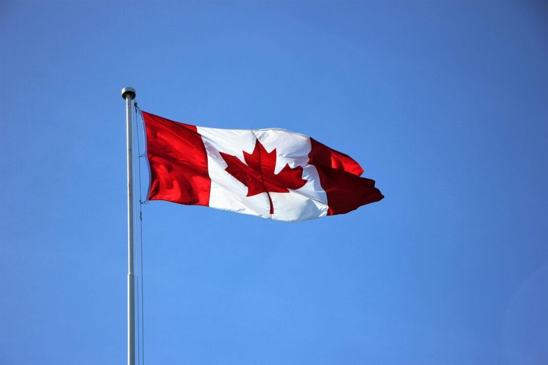Bandeira do Canadá com folha de ácer vermelha sobre fundo branco