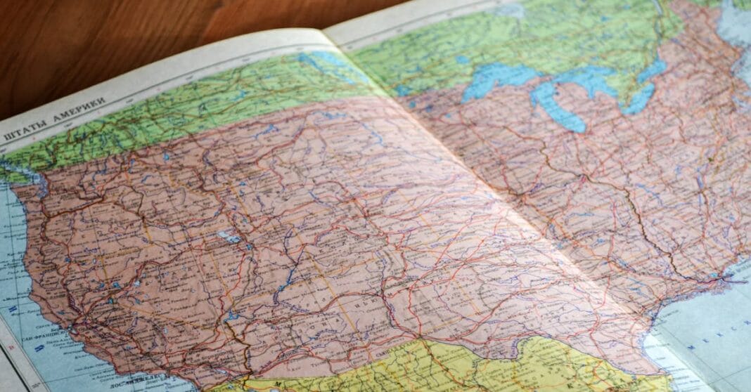 Mapa dos Estados Unidos aberto, usado como enquadramento de uma análise sobre um caso federal em Minneapolis.