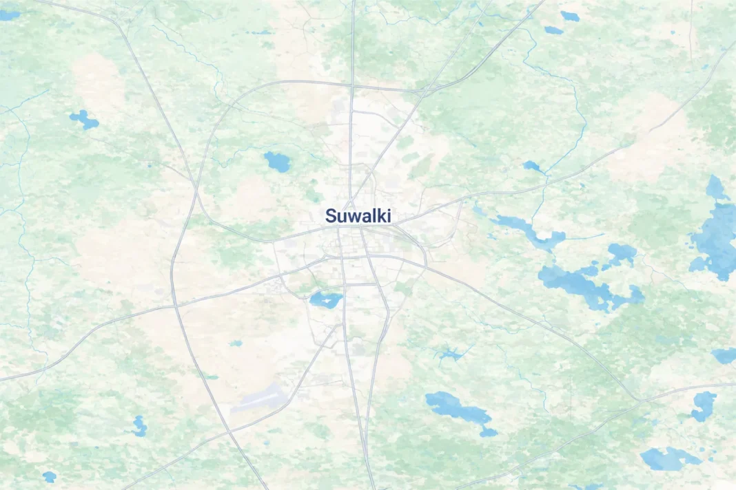 Mapa simplificado de Suwalki e área envolvente, com destaque para a hidrografia em azul e a cidade identificada ao centro.
