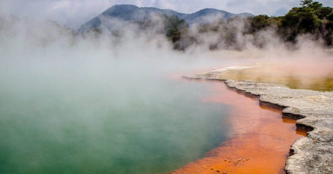 Paisagem de mineração terrestre com poluição visível e vapor tóxico, ilustrando impacto ambiental que a mineração oceânica pretende evitar