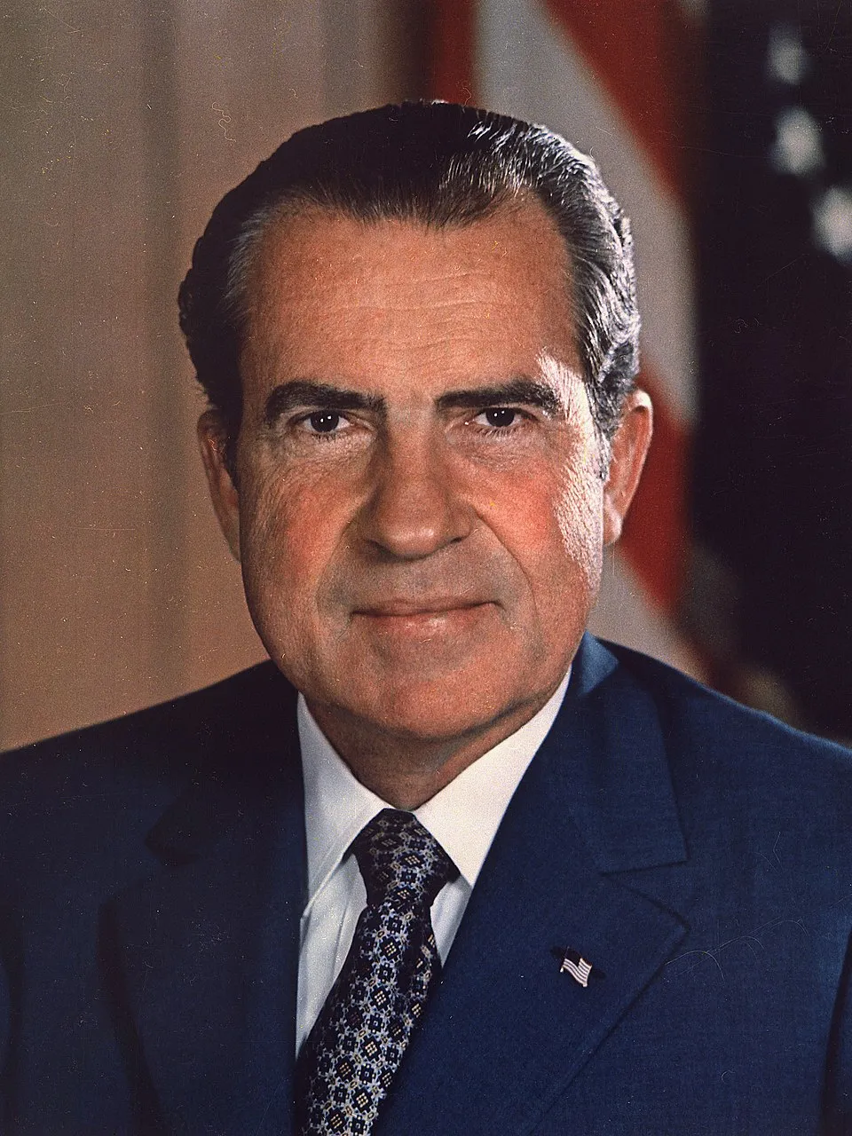 Retrato presidencial oficial de Richard Nixon, presidente dos Estados Unidos, em contexto institucional.
