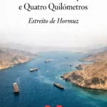 Vista aérea do Estreito de Hormuz com vários petroleiros a atravessar o corredor marítimo entre o Irão e a Península Arábica.