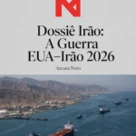 Dossiê Irão: A Guerra EUA–Irão 2026 - Capa do Dossiê Irão do Arcana News com vista aérea do Estreito de Ormuz e navios-tanque em fila.