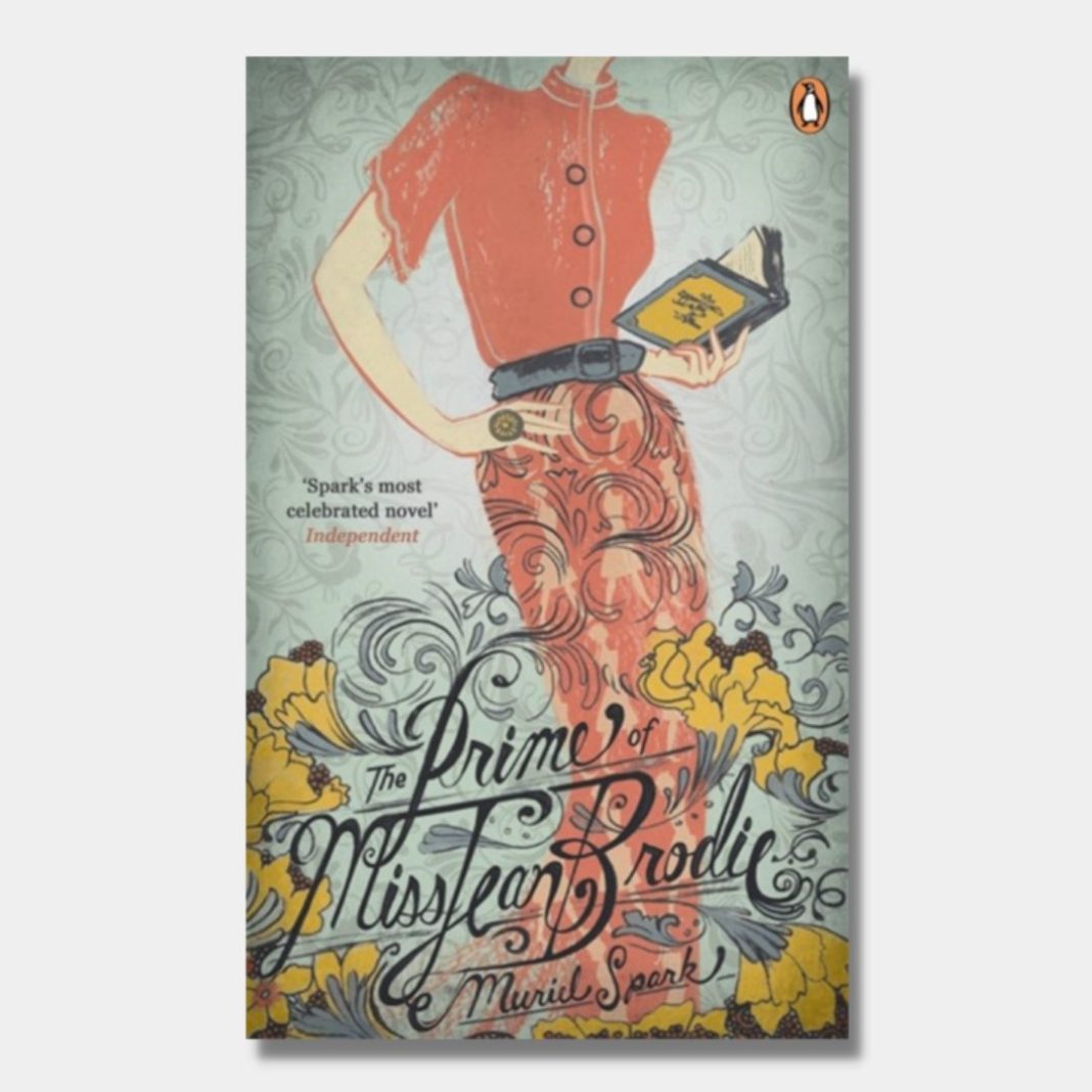Capa do livro The Prime of Miss Jean Brodie, de Muriel Spark, numa edição Penguin com figura feminina em vestido vermelho e motivos florais.