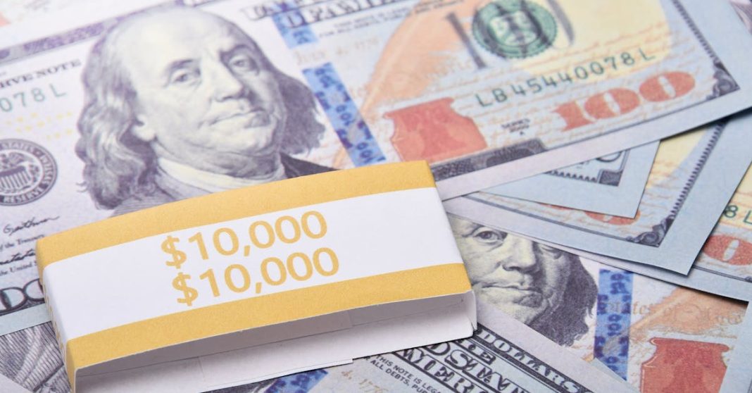 Dólar, tarifas e poder americano representados por notas de dólares e tensão económica internacional.