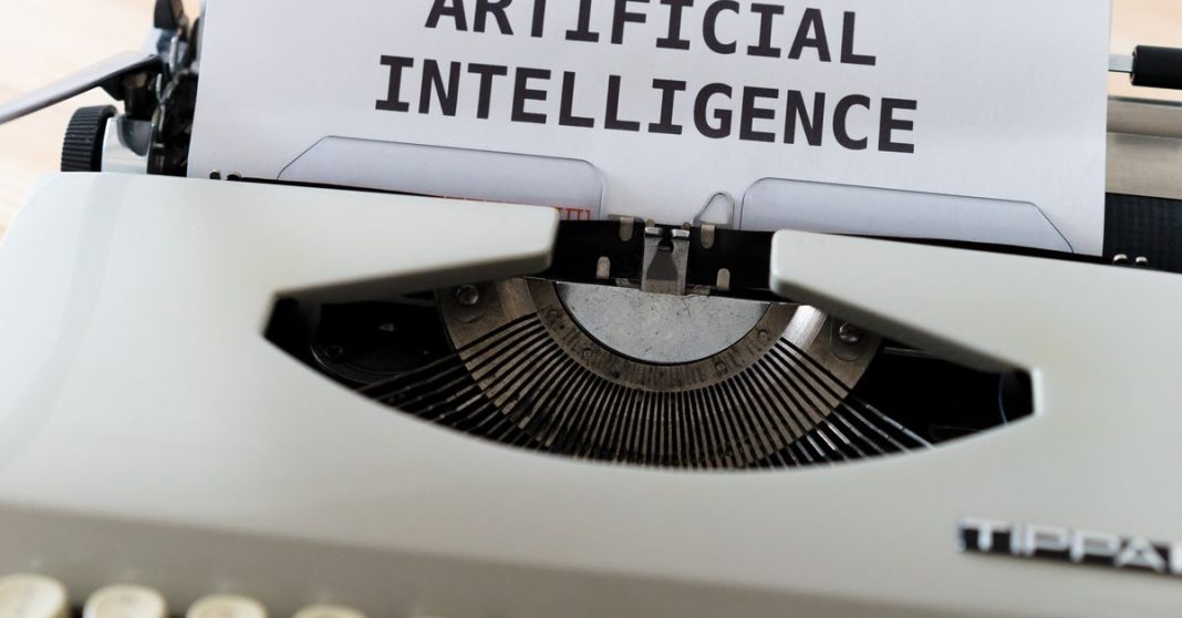 Máquina de escrever com uma folha onde se lê Artificial Intelligence, representando a relação entre inteligência artificial, escrita e jornalismo