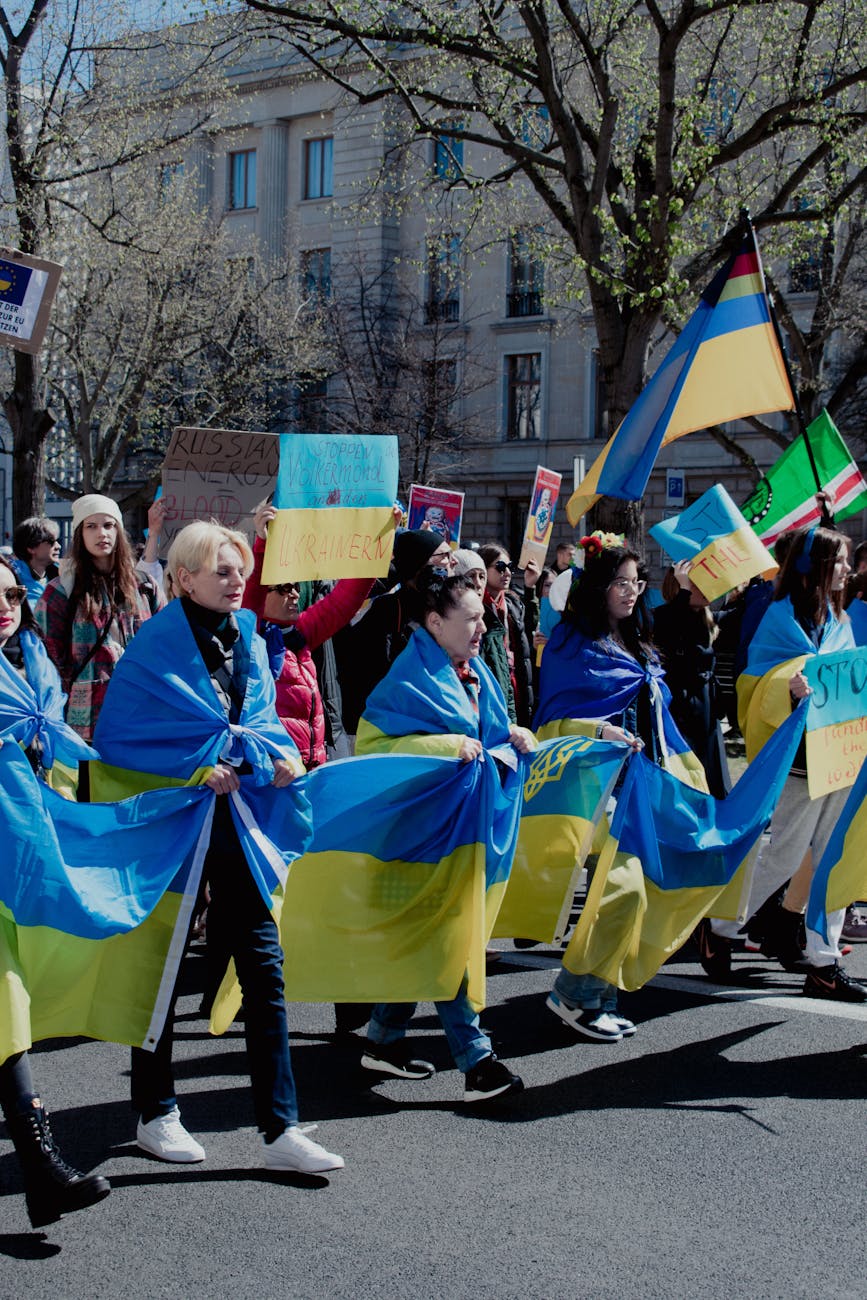 Manifestantes com bandeiras ucranianas em protesto contra a guerra da Rússia na Ucrânia
