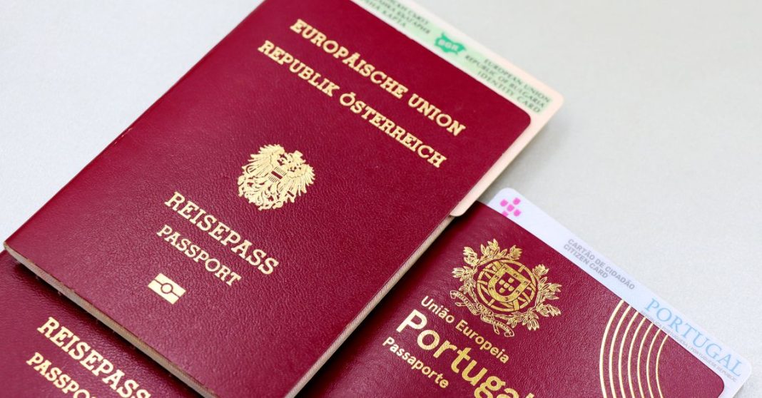 Passaportes português e austríaco colocados sobre fundo claro, representando cidadania europeia e mobilidade internacional.