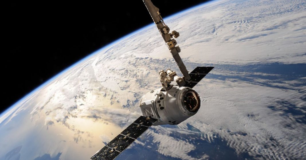 Satélite em órbita sobre a Terra, ilustrando a disputa entre a Starlink e as constelações chinesas de satélites em órbita baixa.