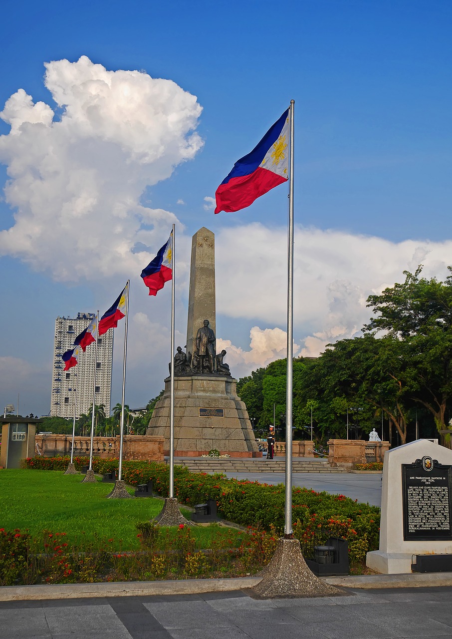 andeiras das Filipinas junto ao Monumento a José Rizal, em Manila.