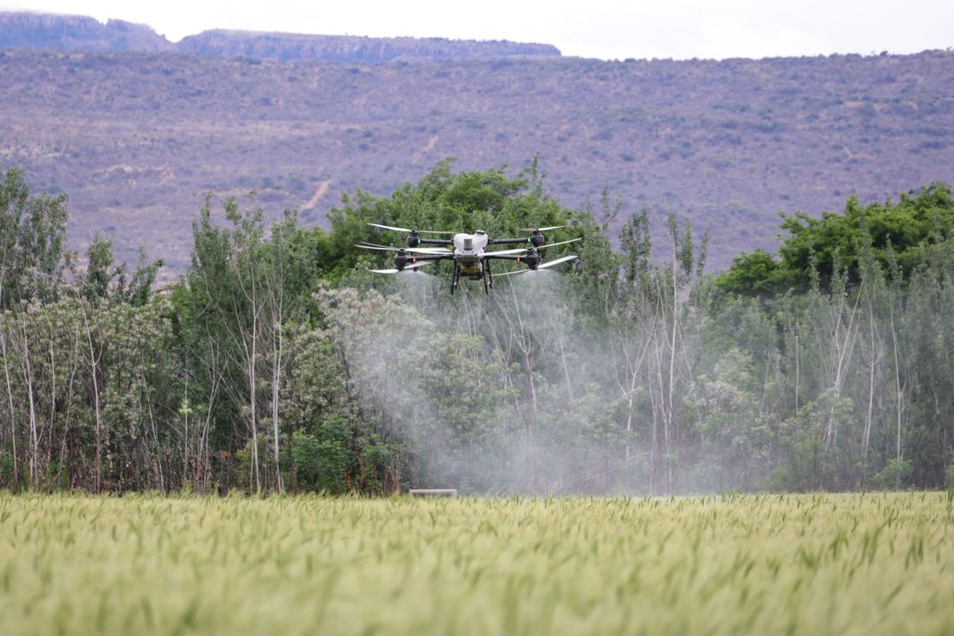 Drone multirrotor de uso civil em voo baixo, representando a adaptação de tecnologias comerciais à guerra dos drones