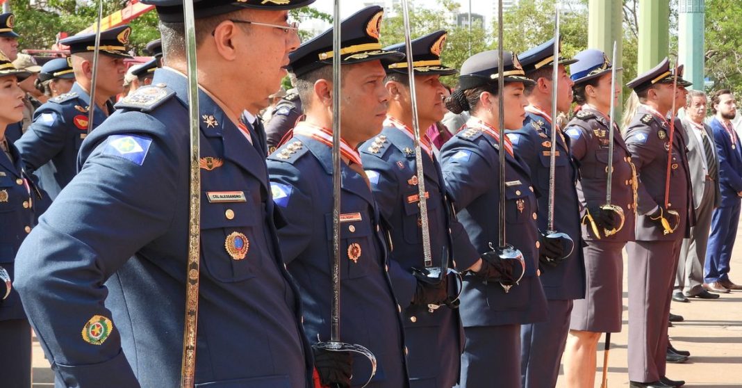 Oficiais fardados em formação cerimonial, com espadas, rostos visíveis e identificação plena