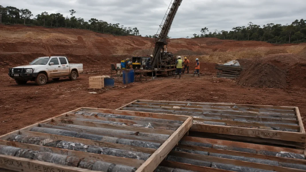 Ilustração de um local de exploração mineira de argila, com equipamento de sondagem, caixas de testemunhos geológicos em primeiro plano e trabalhadores em equipamento de proteção