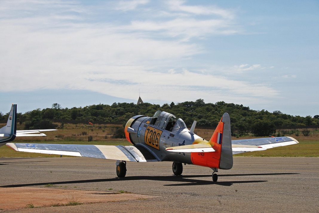 North American Harvard, aeronave da família T-6 usada como referência visual ao avião pilotado por António Lobato