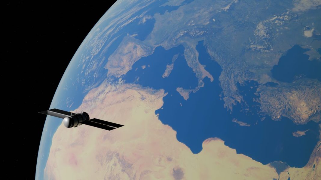 Satélite em órbita terrestre com o mar Mediterrâneo e o Norte de África visíveis ao fundo.